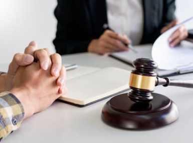 Trợ giúp viên pháp lý không được bào chữa hoặc phải từ chối thực hiện trợ giúp pháp lý khi tham gia tố tụng hình sự trong trường hợp nào?