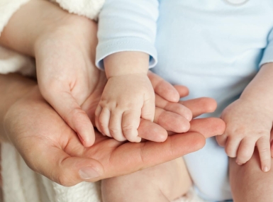 Việc nhận nuôi con nuôi có cần phải được sự đồng ý từ anh chị ruột của người được nhận làm con nuôi không?